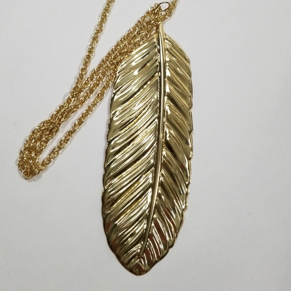 A La Mode Runwat Large Metal Leaf Necklace New